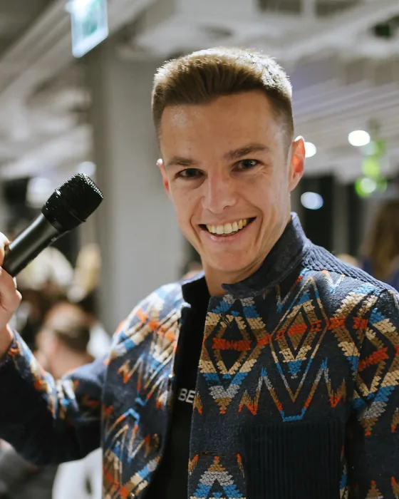 Igor Pielas z mikrofonem podczas wystąpienia